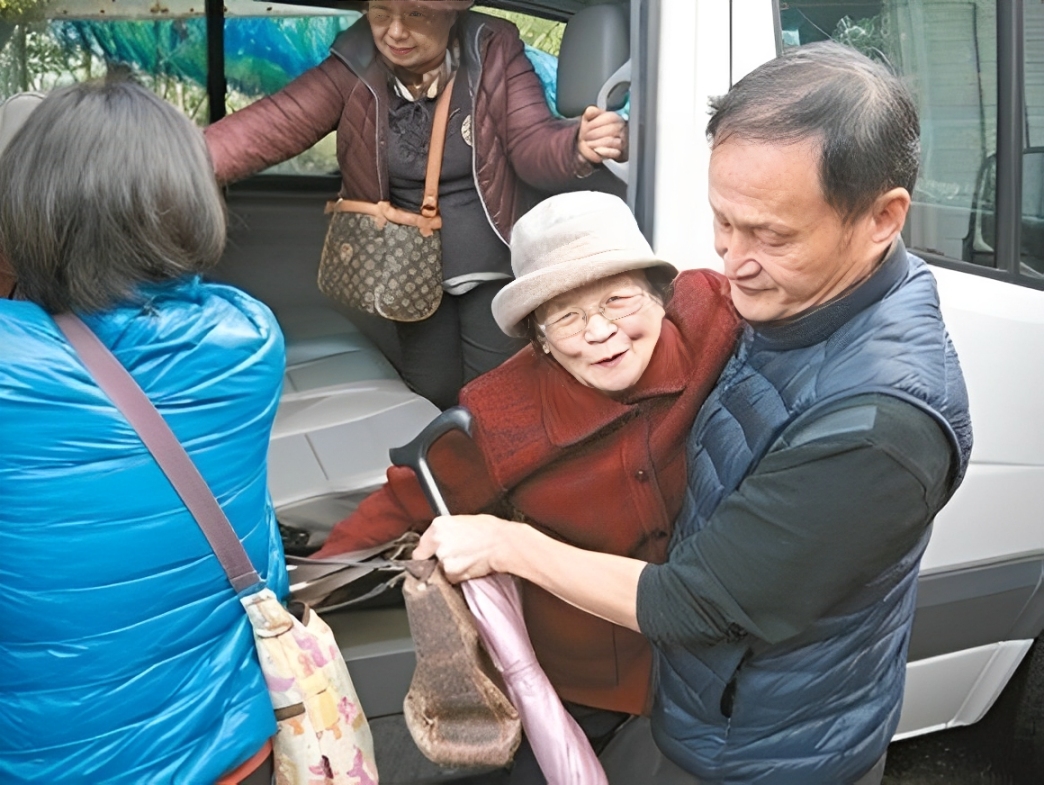 生活重建協會 請長輩們圍爐(標題圖檔)